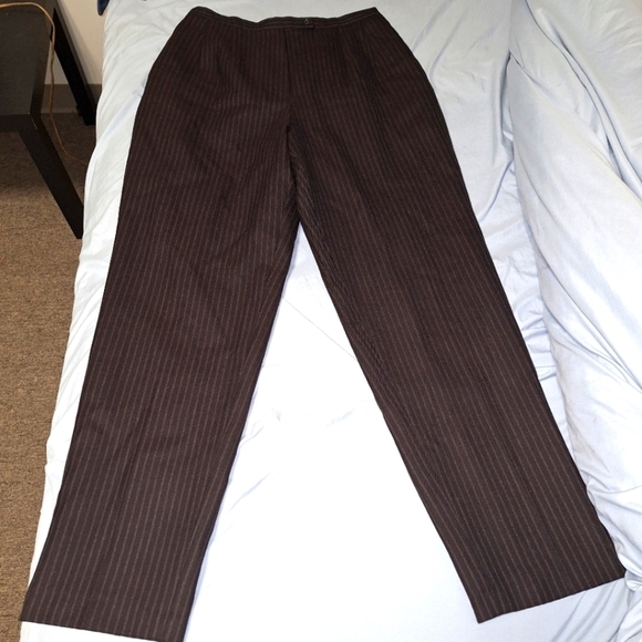 Harve Benard sport ladies slacks in a size 12. Pre-loved and in great condition - Picture 1 of 4